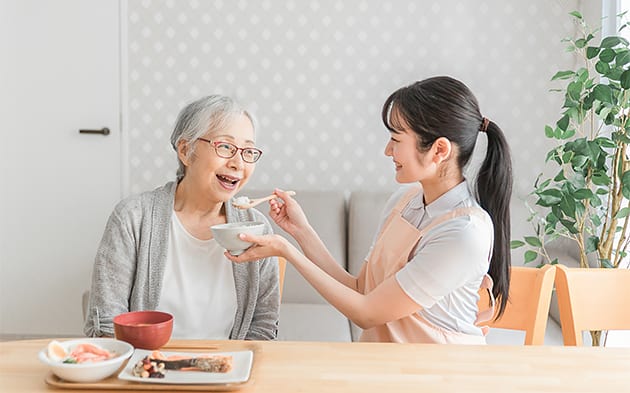 訪問看護の食事介助の画像